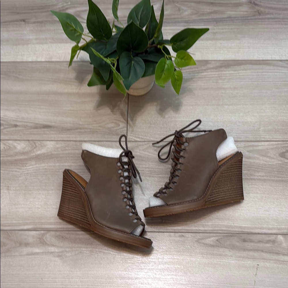 Reaction Kenneth Cole Wedge Shoes